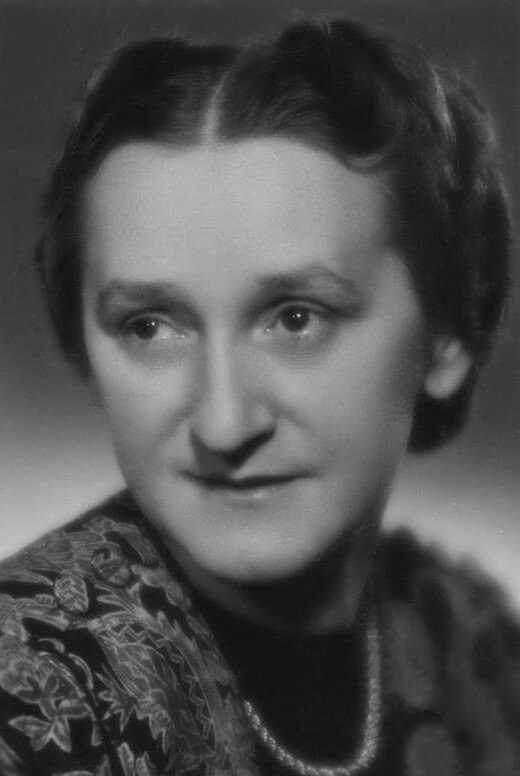 Lola Skrbková backdrop