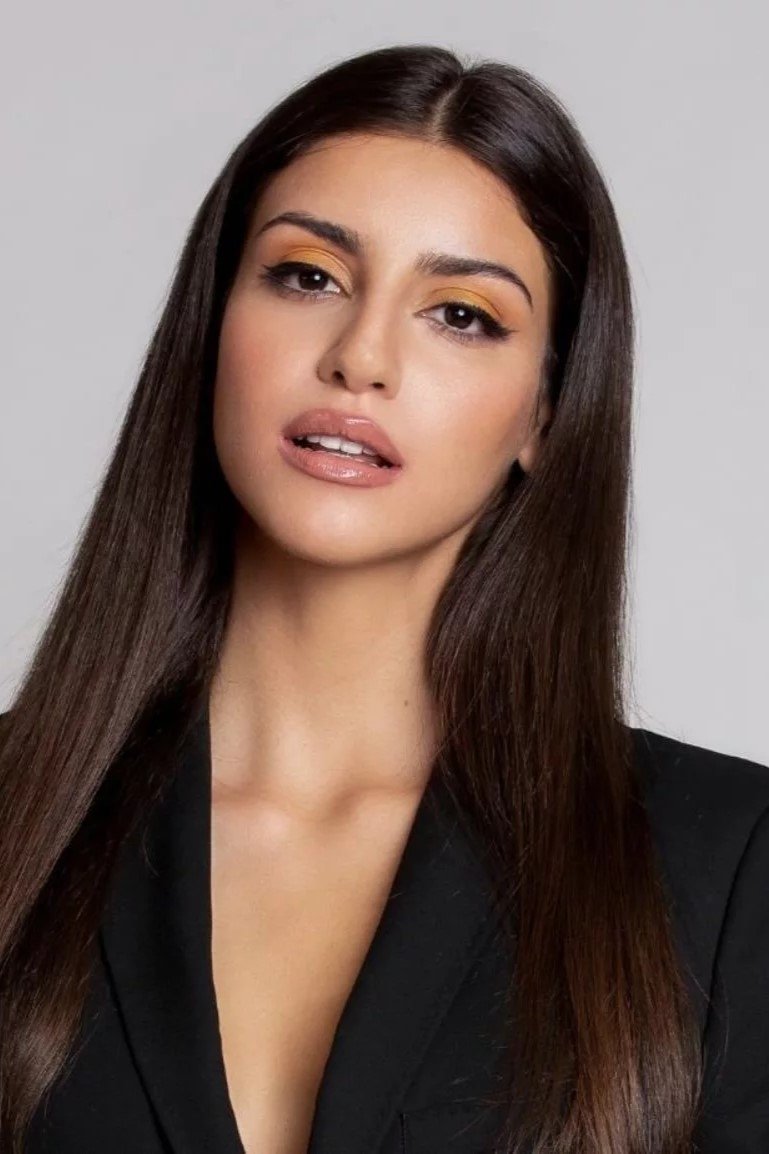 Isabela Souza backdrop