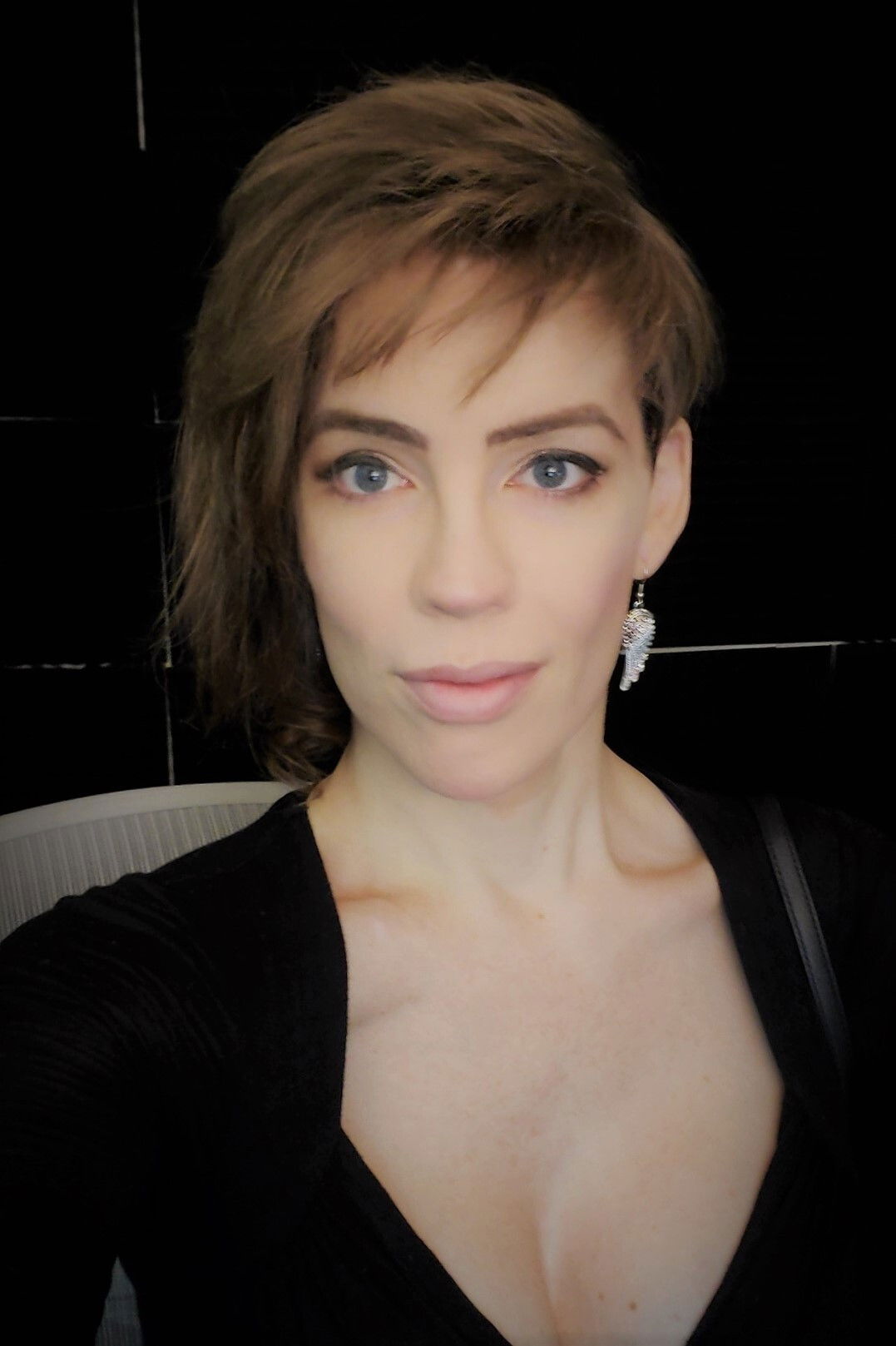 Fiora 'Feathers' Wise backdrop