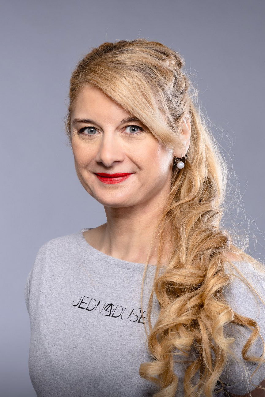 Lea Surovcová backdrop