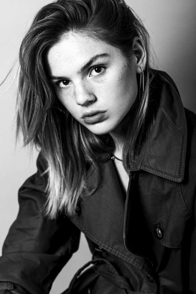 Famke Louise backdrop