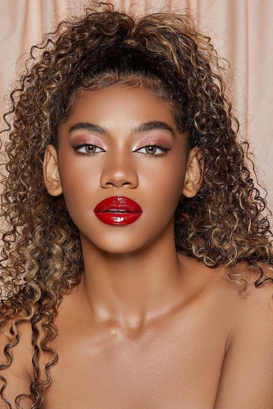 Zsa Zsa Utari backdrop