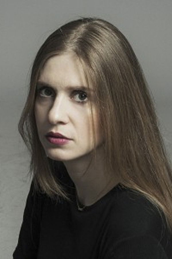 Evi Dovelou backdrop