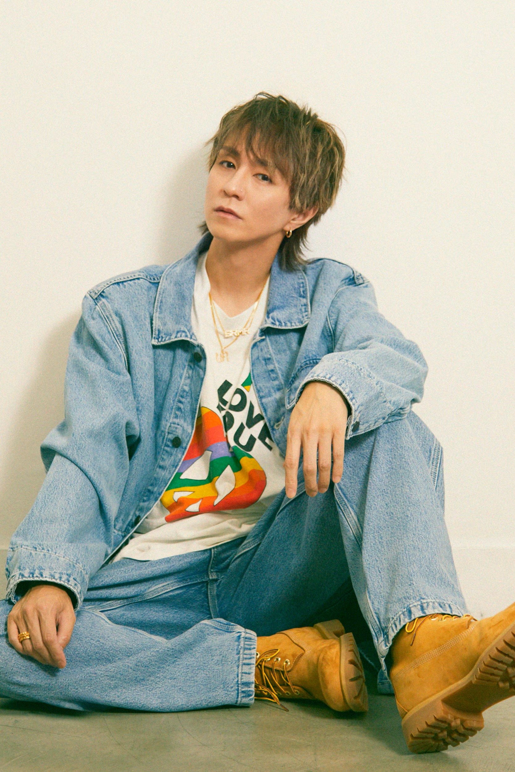 Urata Naoya backdrop