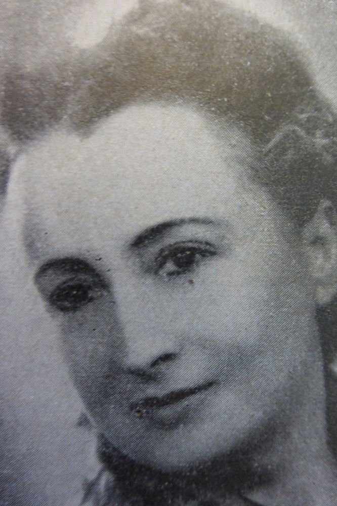 Lucie Derain backdrop