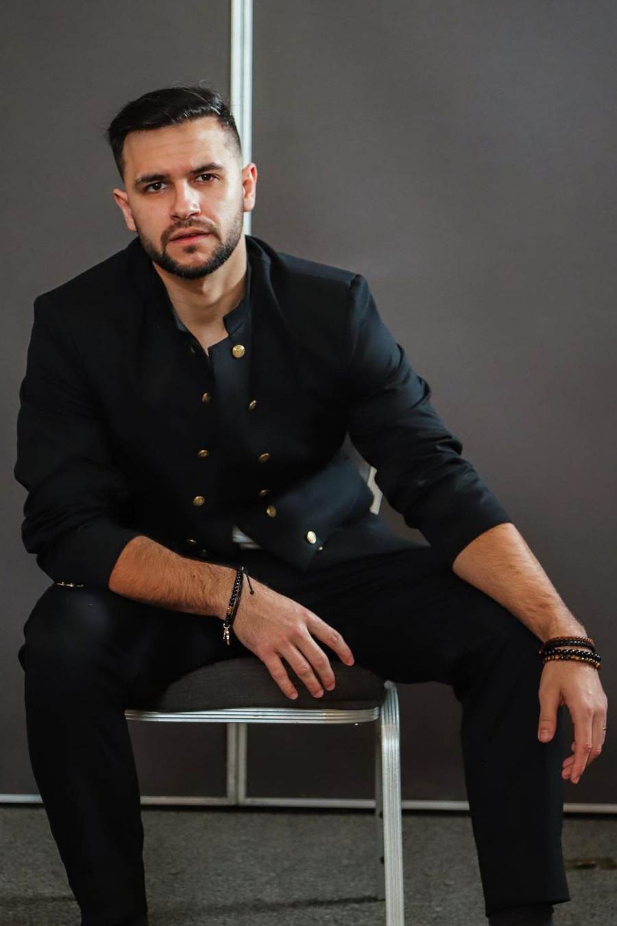 Renato Gómez backdrop