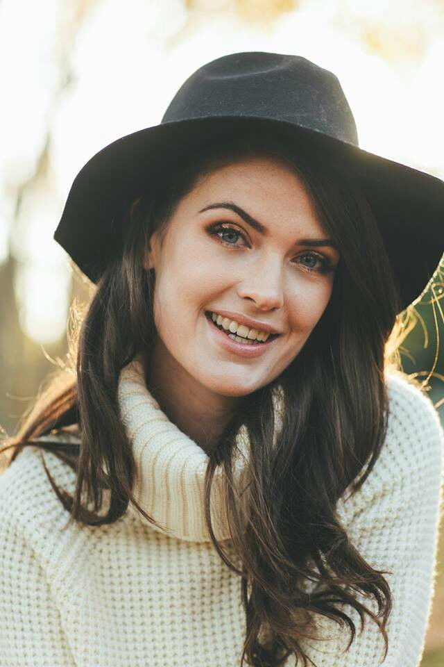 Amelia Roma backdrop