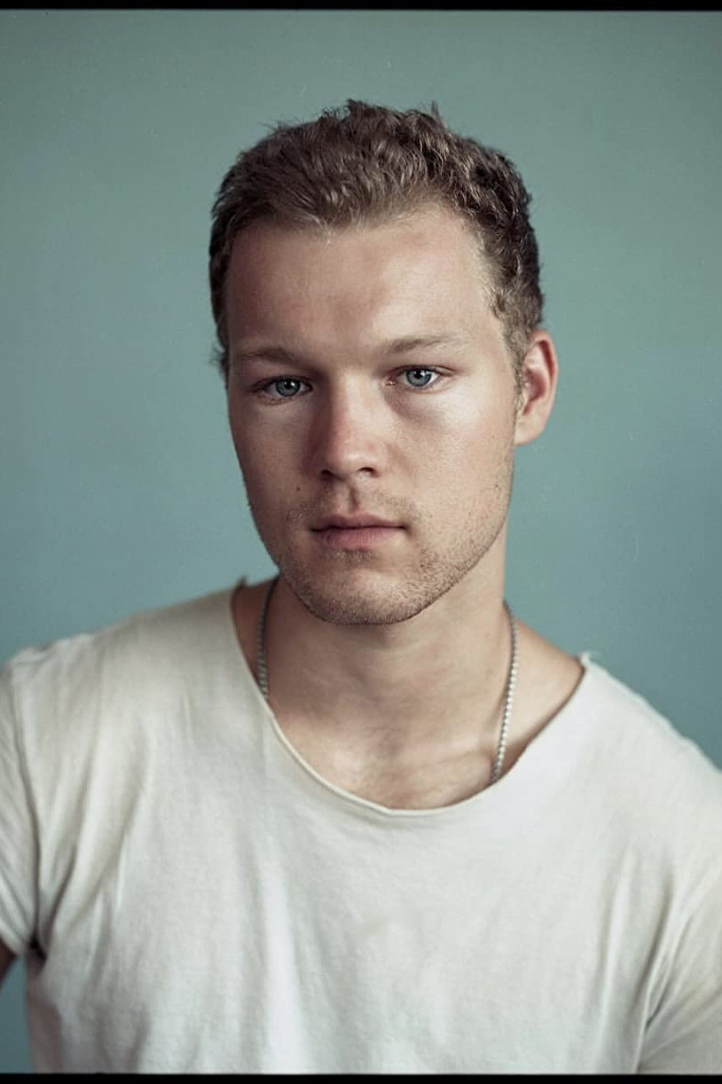 Angus O'Brien: Angus O'Brajan backdrop