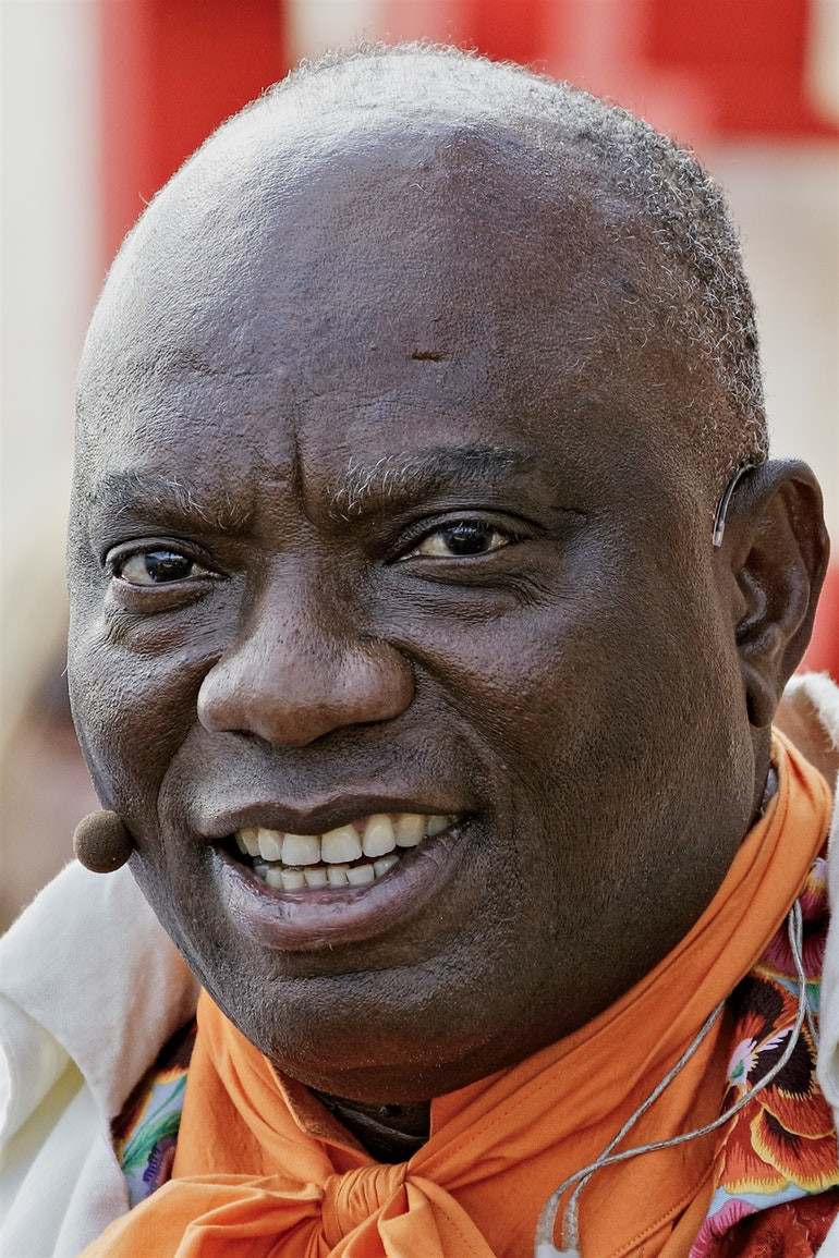 Jérôme Aké Béda backdrop