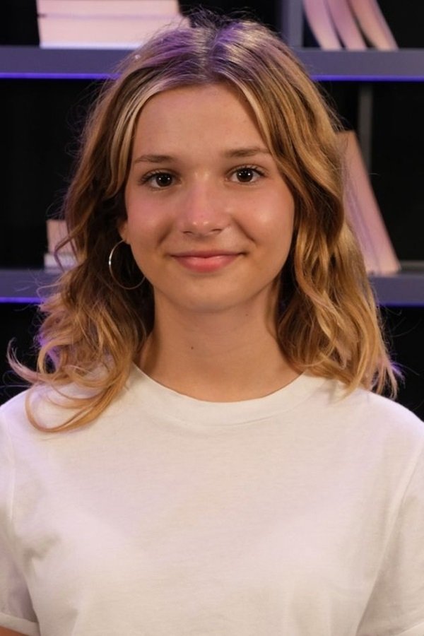 Ecrin Su Çoban backdrop