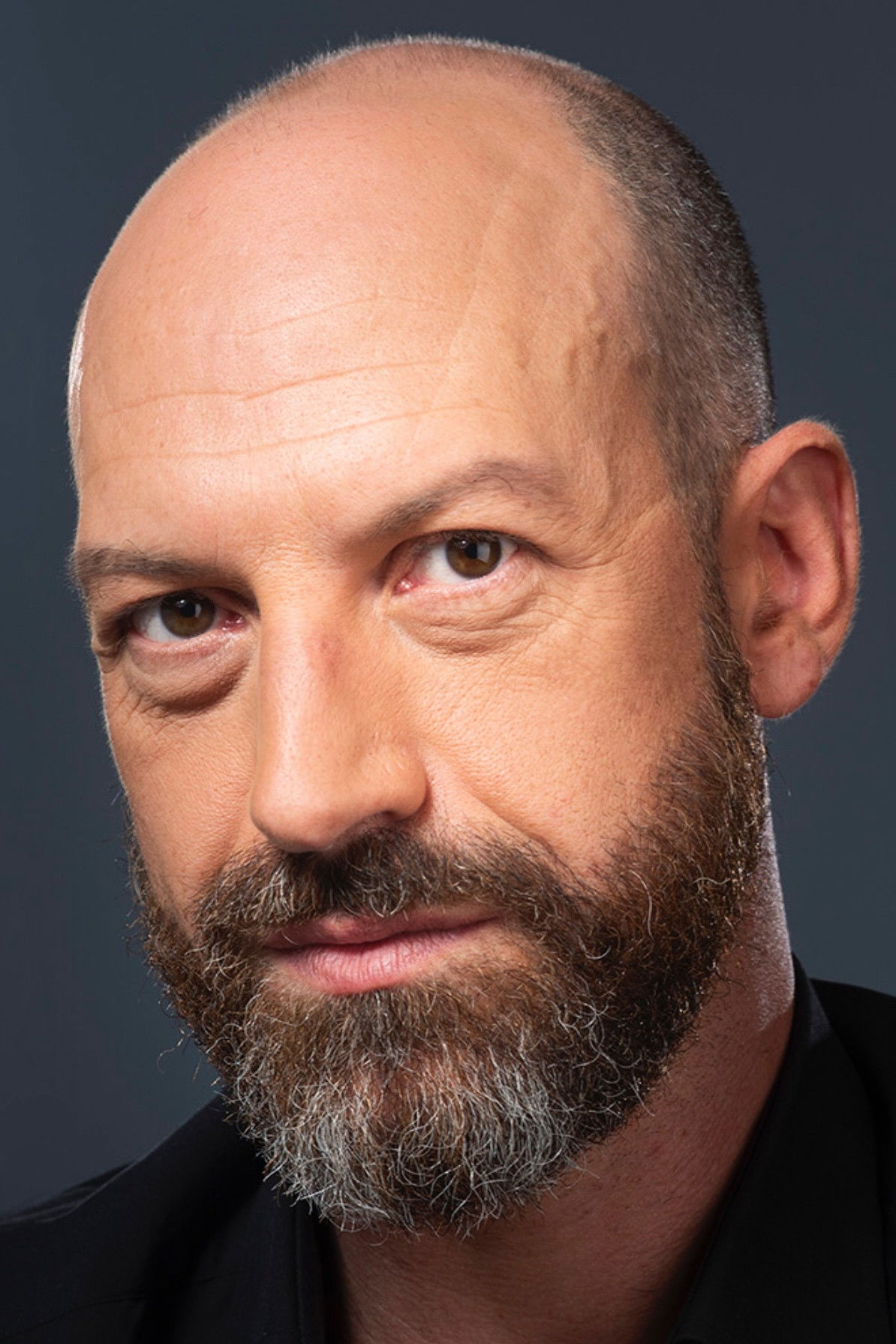 António Júlio backdrop