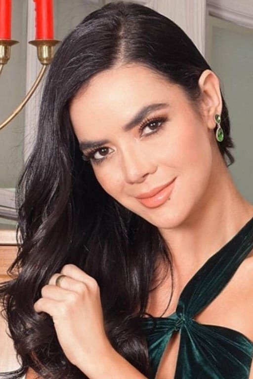 Elianis Garrido backdrop