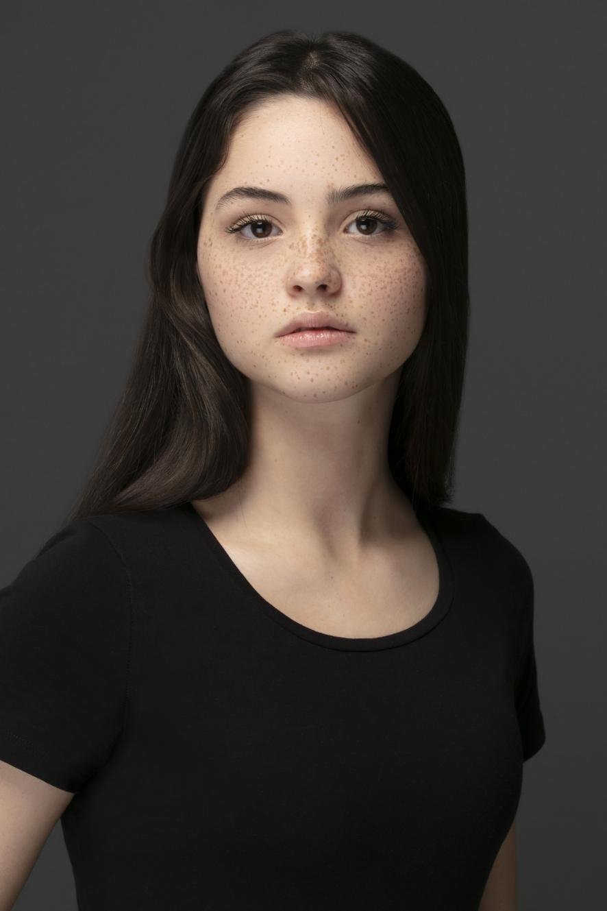 Derya Pınar Ak backdrop