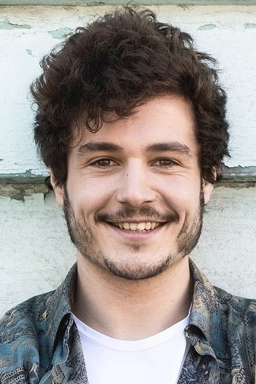 Miki Núñez backdrop