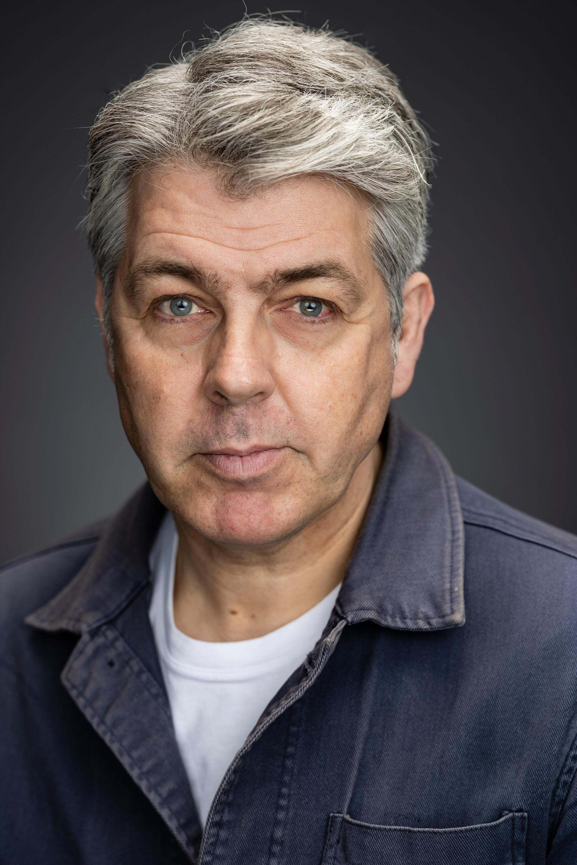 Oliver Senton → Olivër Senton backdrop