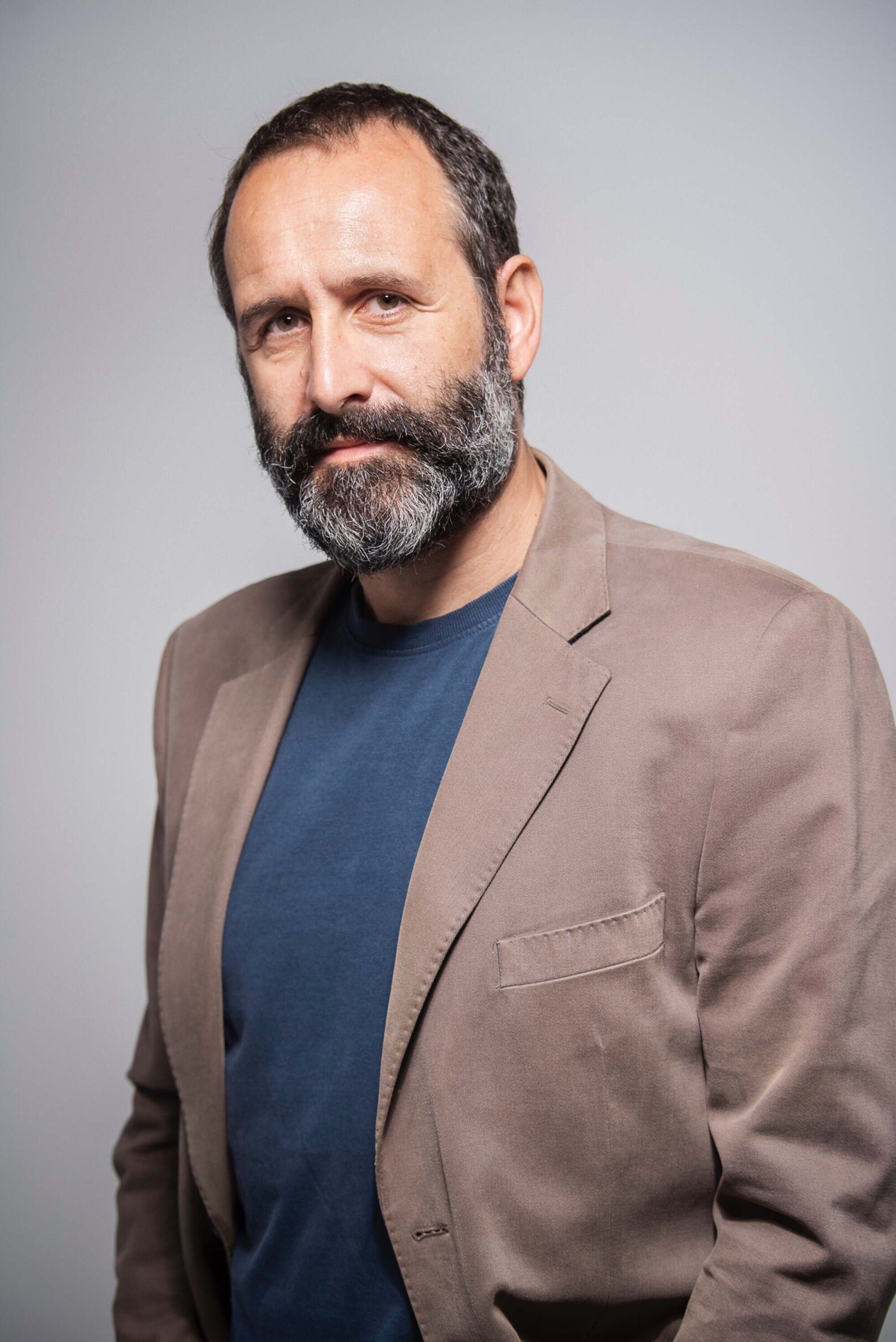 Miguel Garcés backdrop