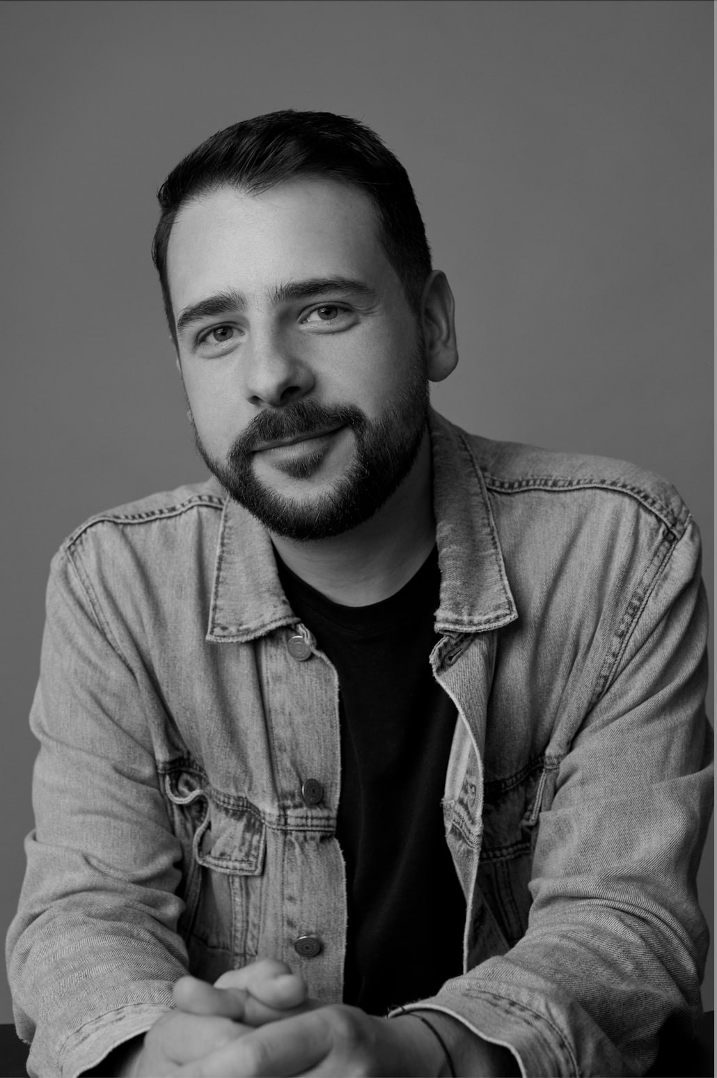 Ricardo Avilés backdrop