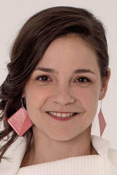 Virág Pájer Alma backdrop