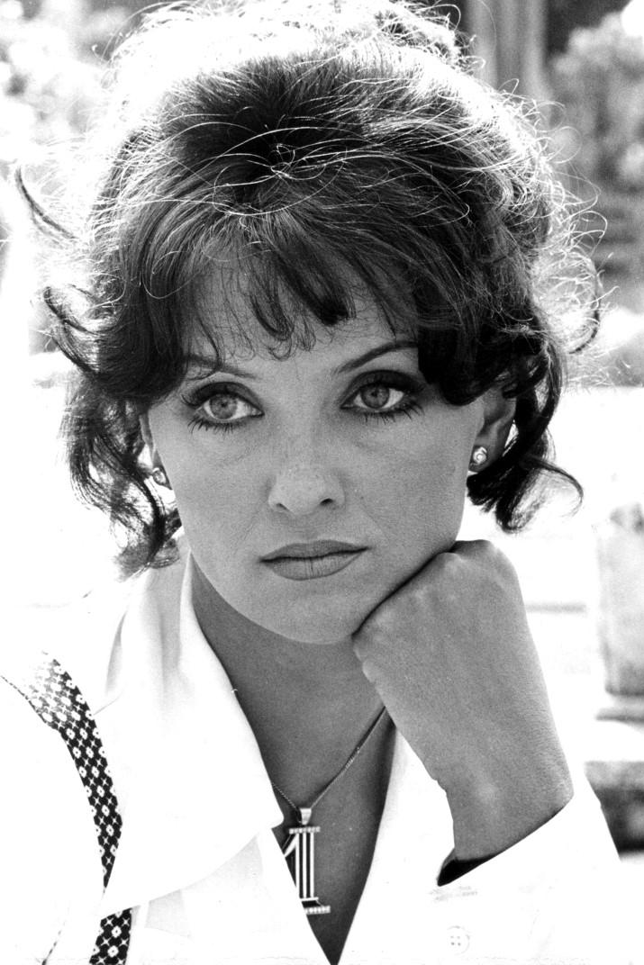 Femi Benussi → Femi Benusi backdrop