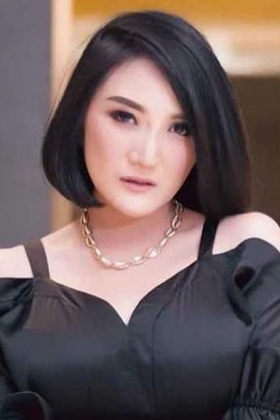 Kiki Amalia backdrop