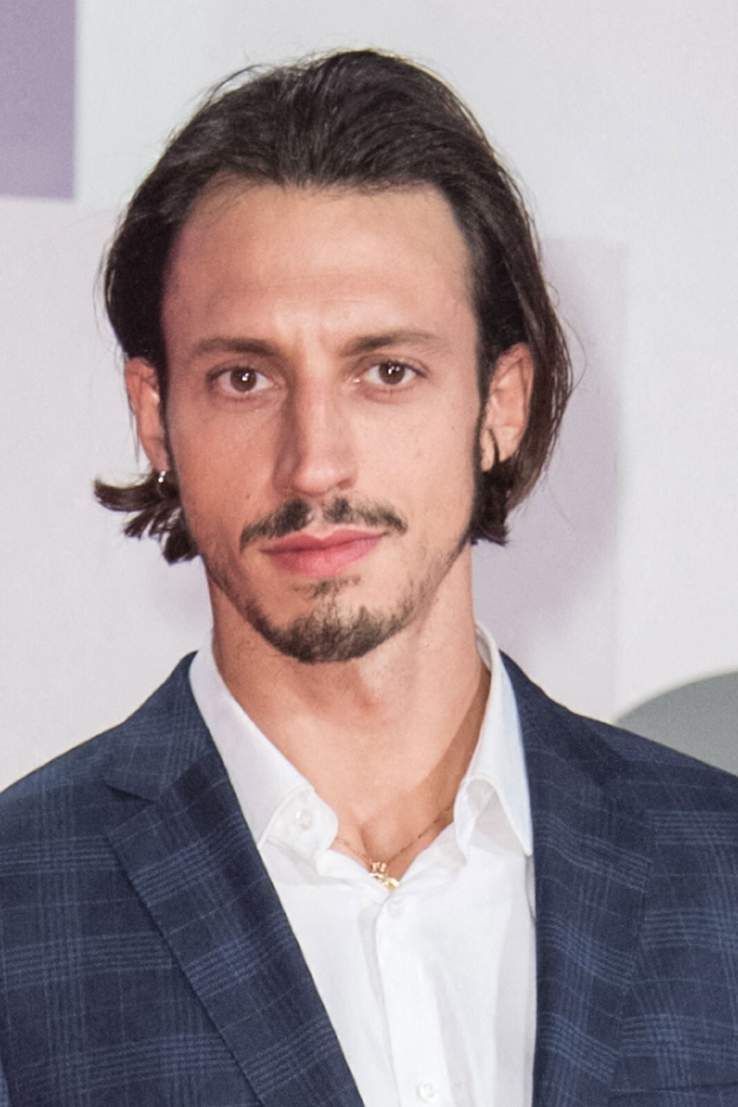 Roméo Elvis backdrop