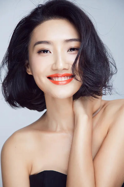 Mengmeng Su backdrop