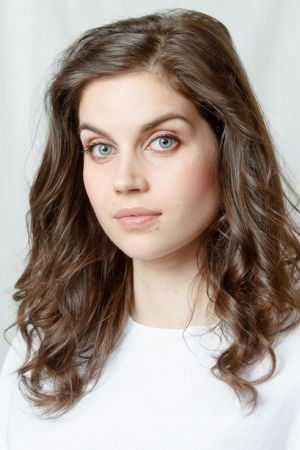 Júlia Szász backdrop