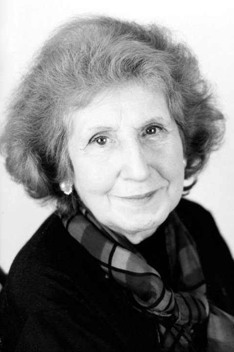 Tsilla Chelton backdrop