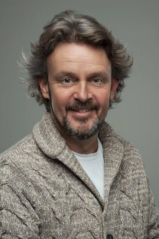 Xhonatan Saluej backdrop