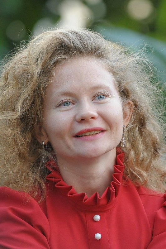 Alisa Oleynik backdrop