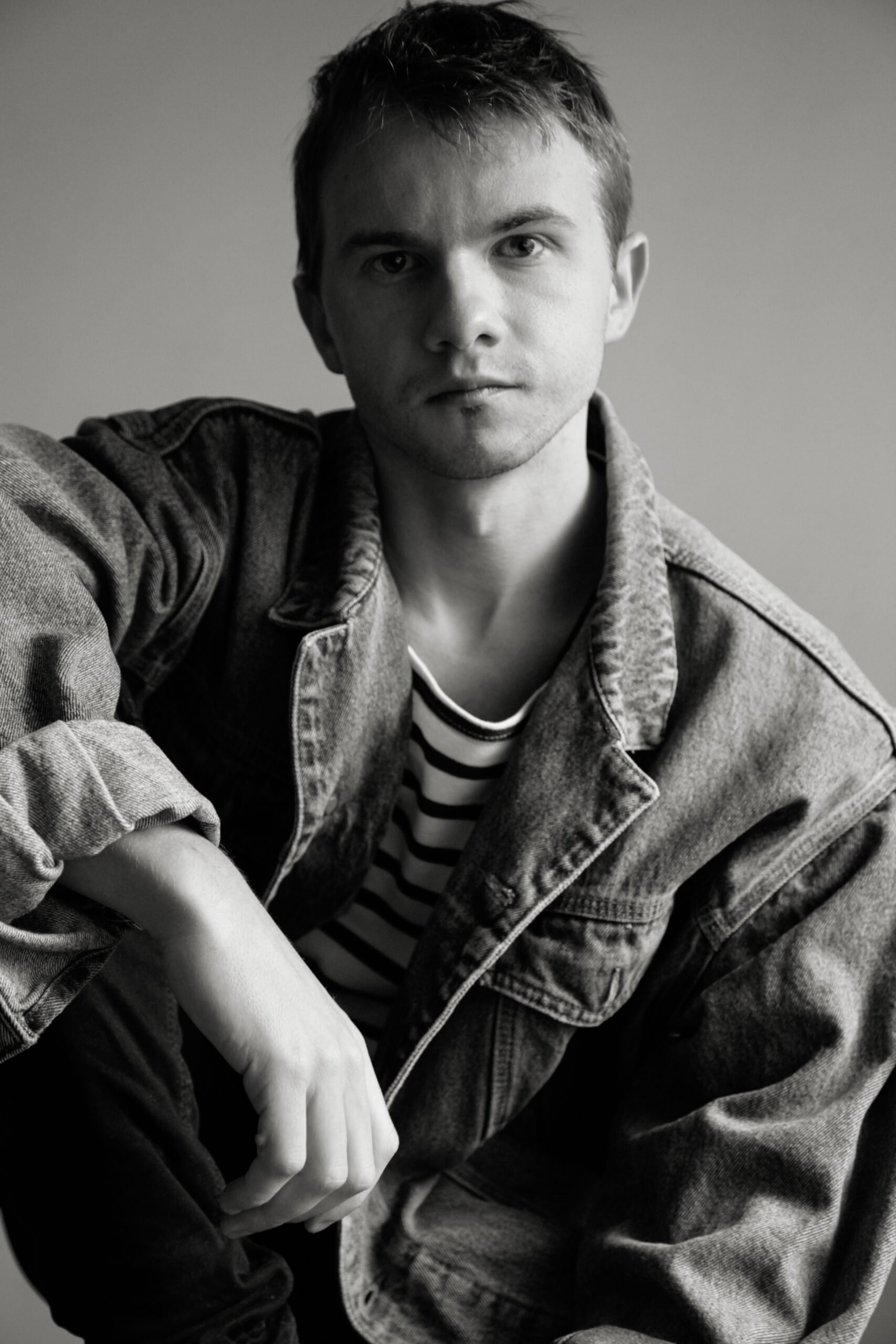 Dimitri Doré backdrop