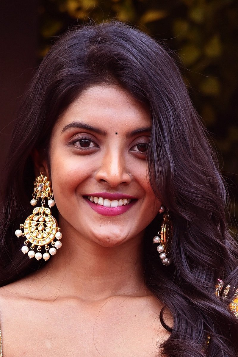 Nivedhithaa Sathish backdrop