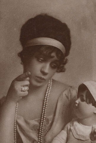 Molley Wessely backdrop