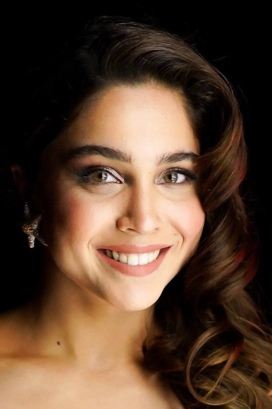 Sharvari Wagh backdrop