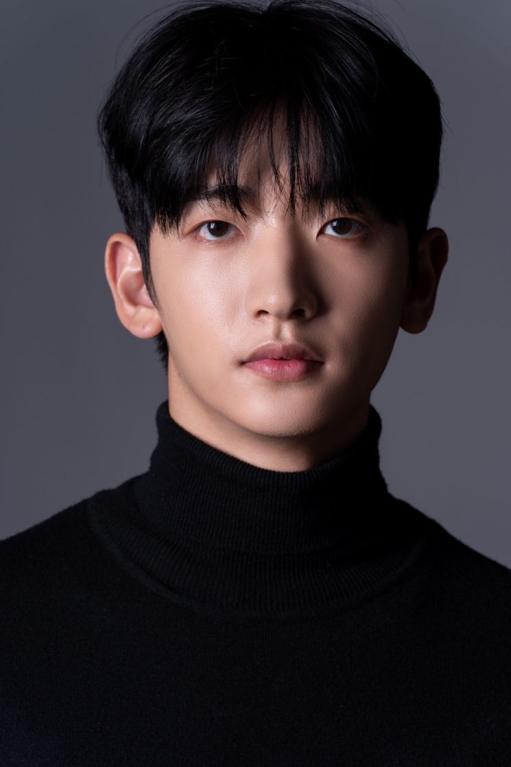 Hong Eun-ki backdrop