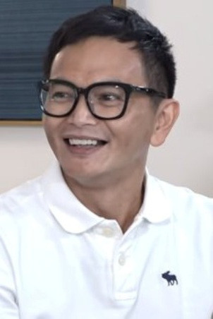 Yosi Project Pop backdrop