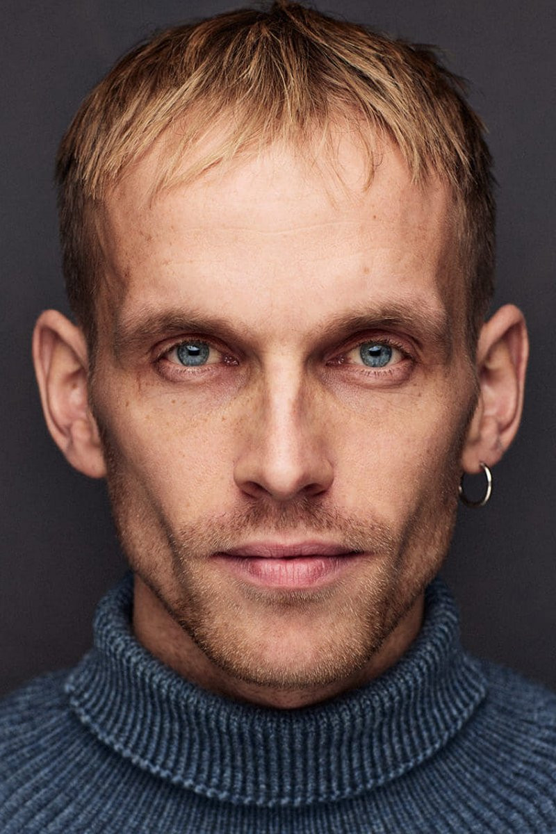 Simon Kongsted backdrop