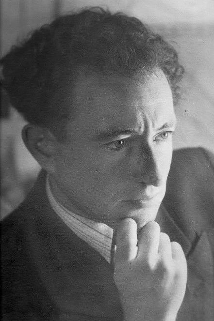 Giršas Šarfšteinas backdrop