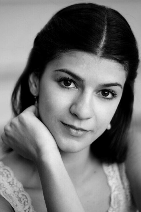 Mayara Magri backdrop