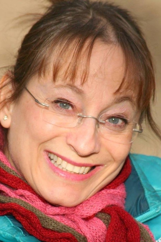 Geneviève Gil backdrop