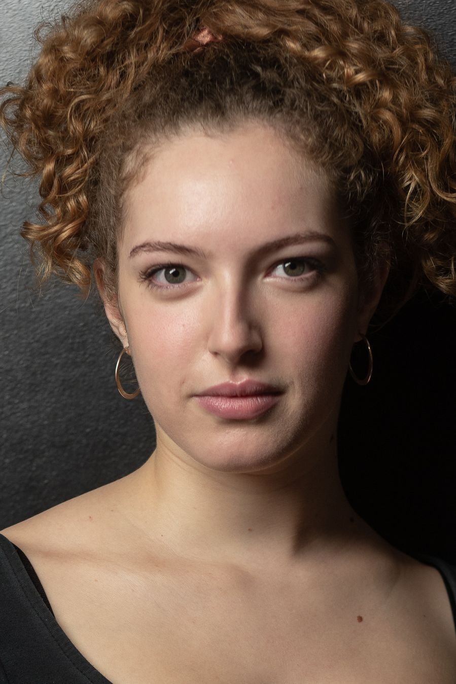 Asma Messaoudene backdrop