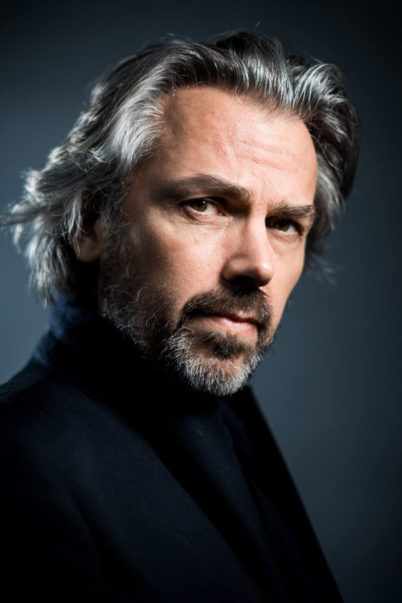 Aymeric Caron backdrop