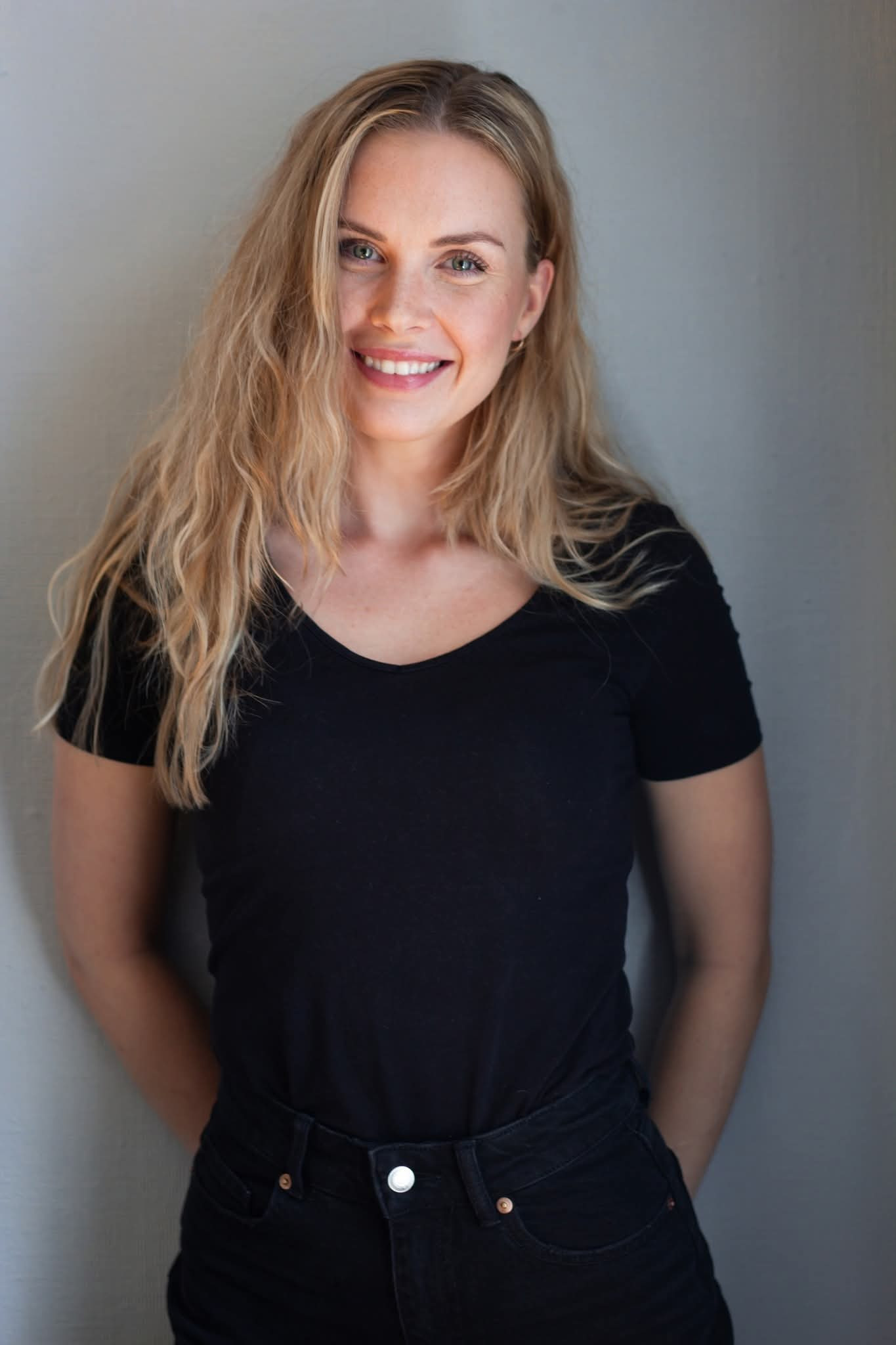 Julie Abrahamsen backdrop