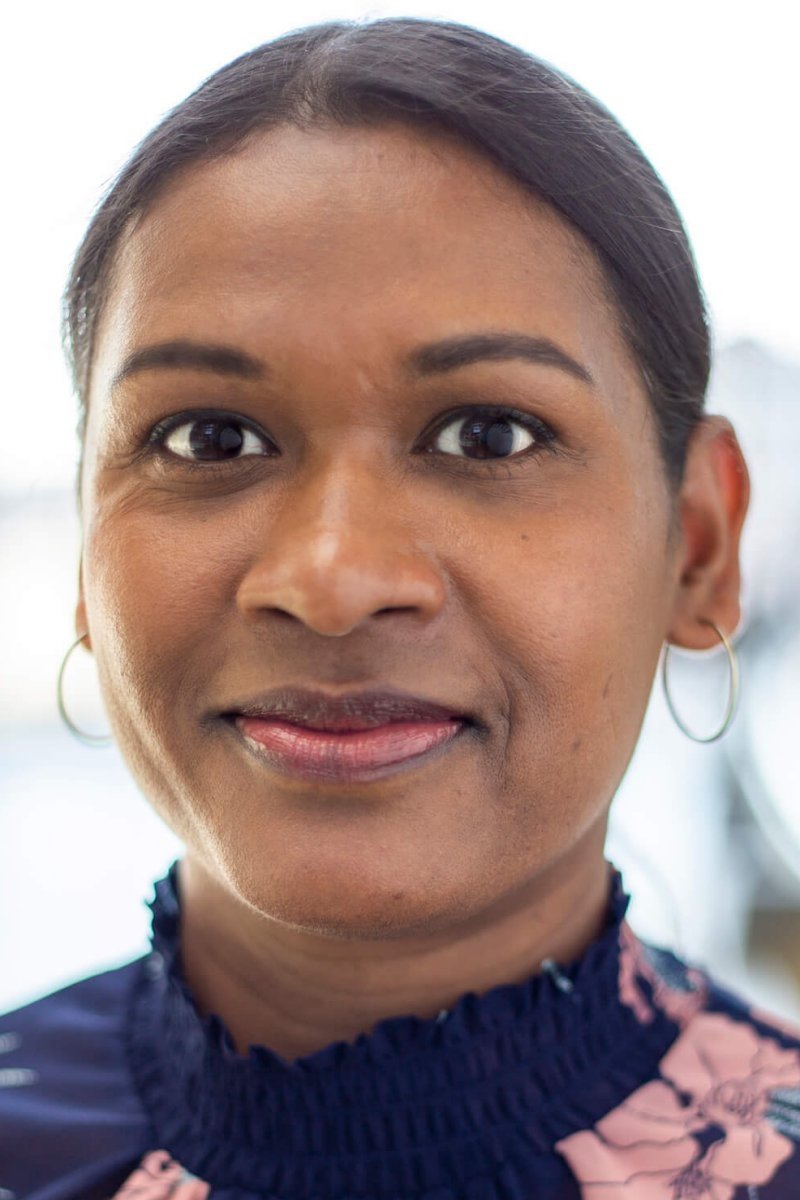 Rikë Dipti Hansen backdrop