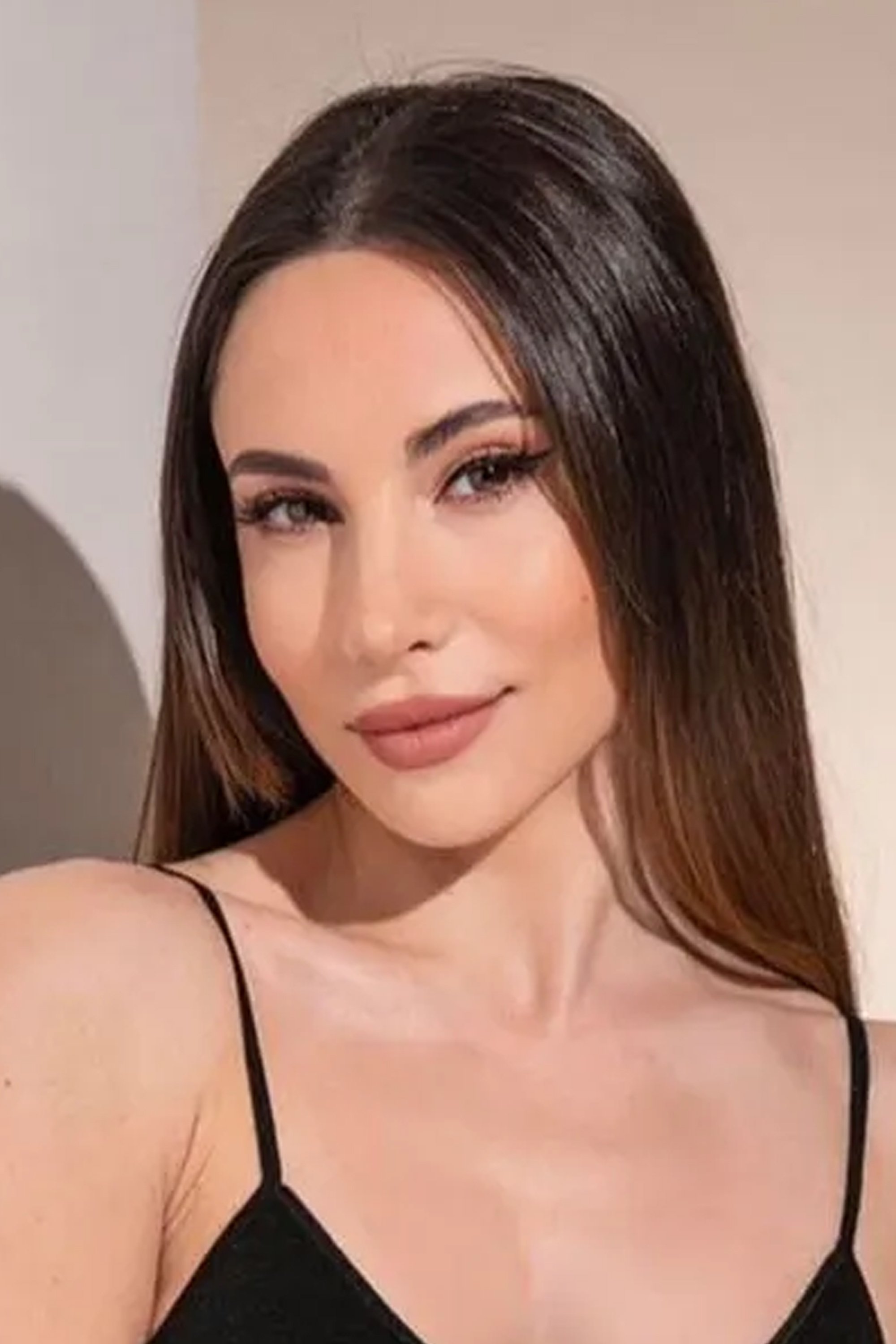 Magui Bravi → Makuji Bravi backdrop