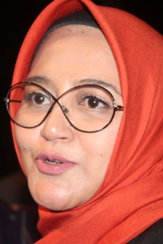 Noviya Kolopaking backdrop