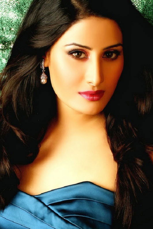 Arjumman Mughal backdrop