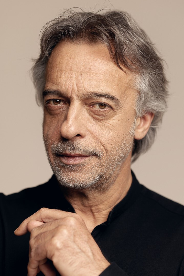 Agustín Ustárroz backdrop