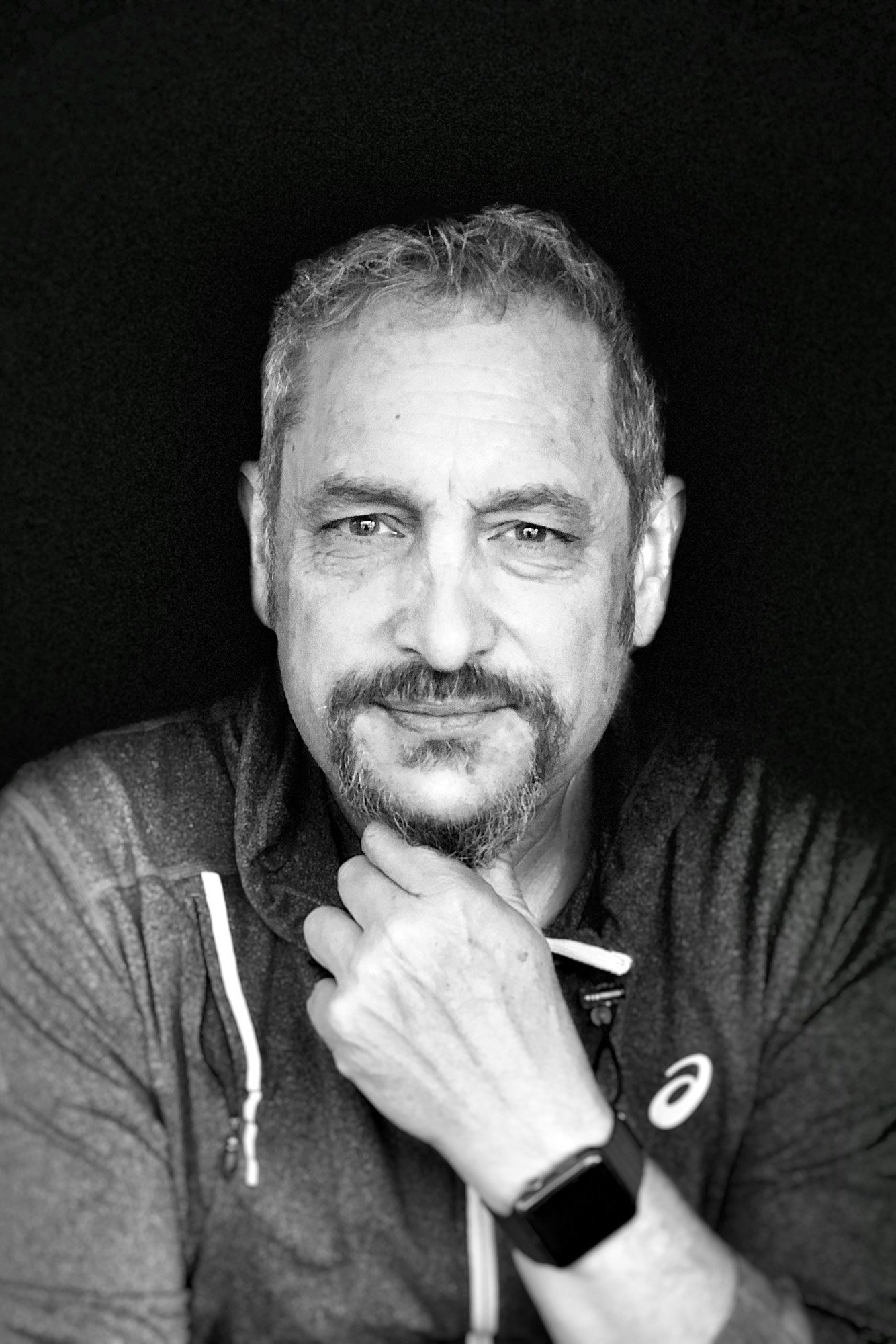 Noah Edelson backdrop