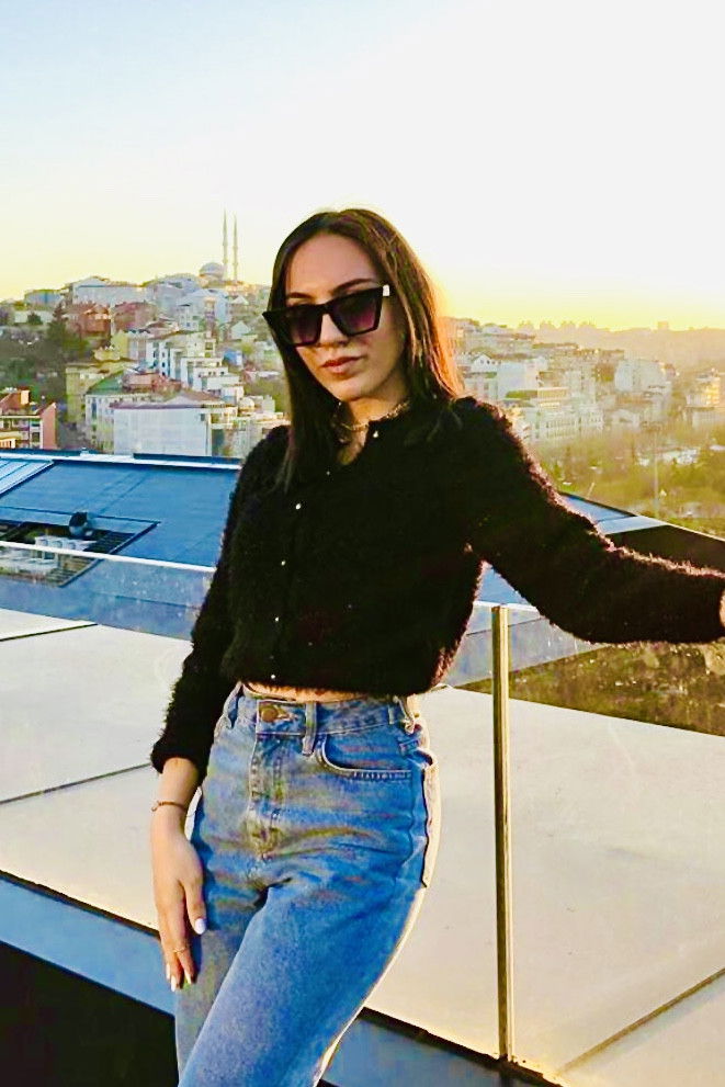 Sena KaraMehmetoğlu backdrop